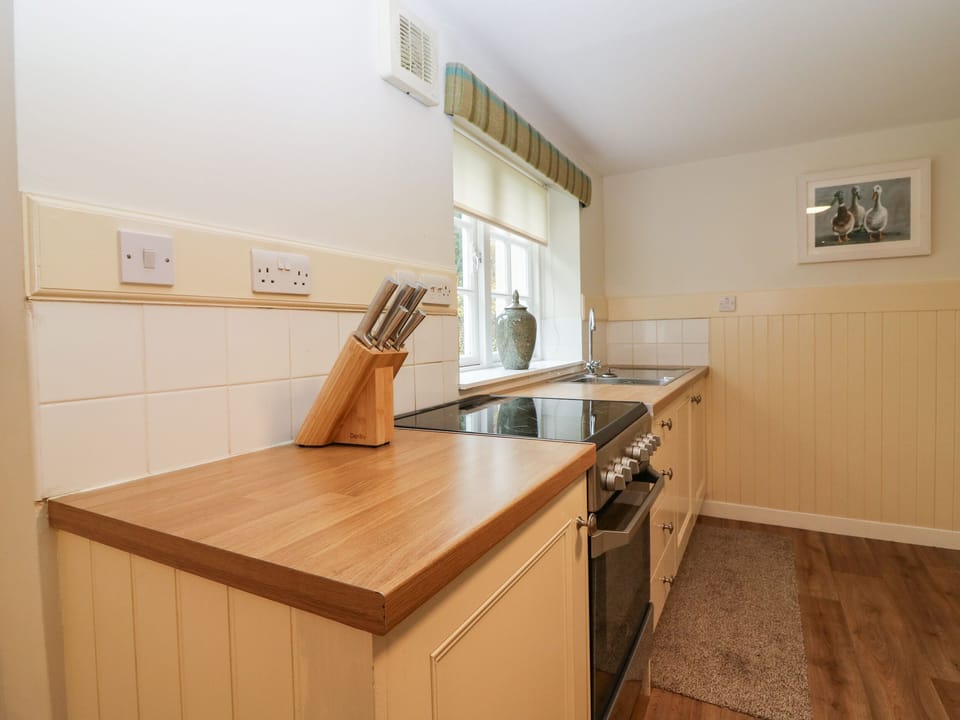 Cottage | Private kitchen | Fridge, microwave, electric kettle, toaster
