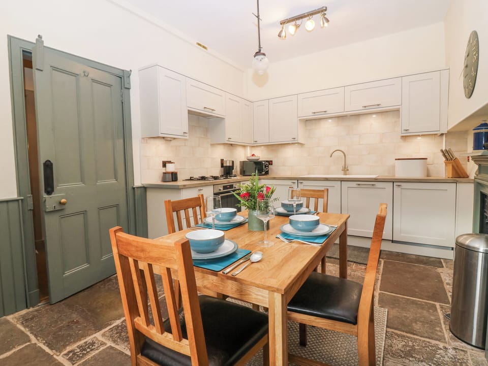 Cottage | Private kitchen | Fridge, electric kettle, toaster, cookware/dishes/utensils