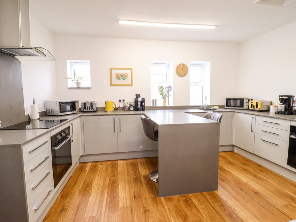 Cottage | Private kitchen | Fridge, microwave, dishwasher, electric kettle
