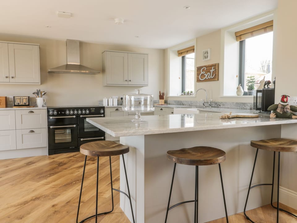 Cottage | Private kitchen | Fridge, microwave, dishwasher, electric kettle