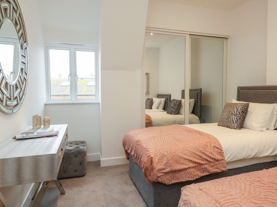 Harbourside Haven Penthouse 2 Cottage in Weymouth
