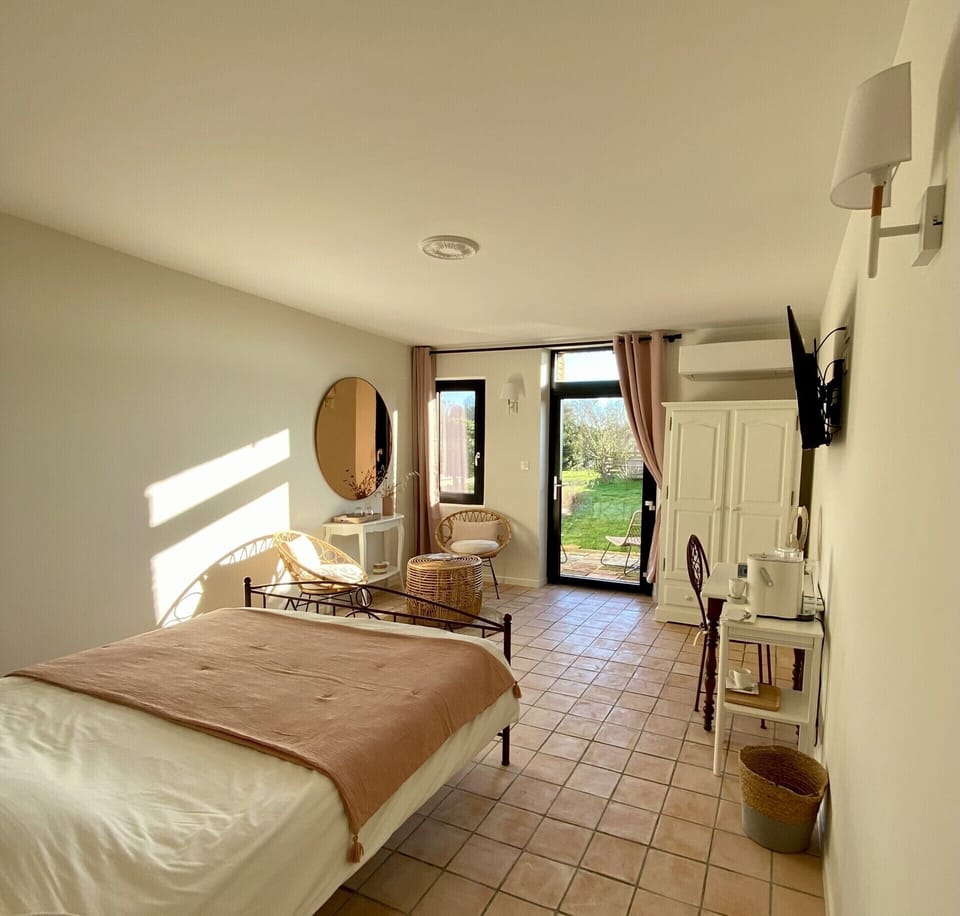 Romantic Double Room, Private Bathroom, Garden View (Club)