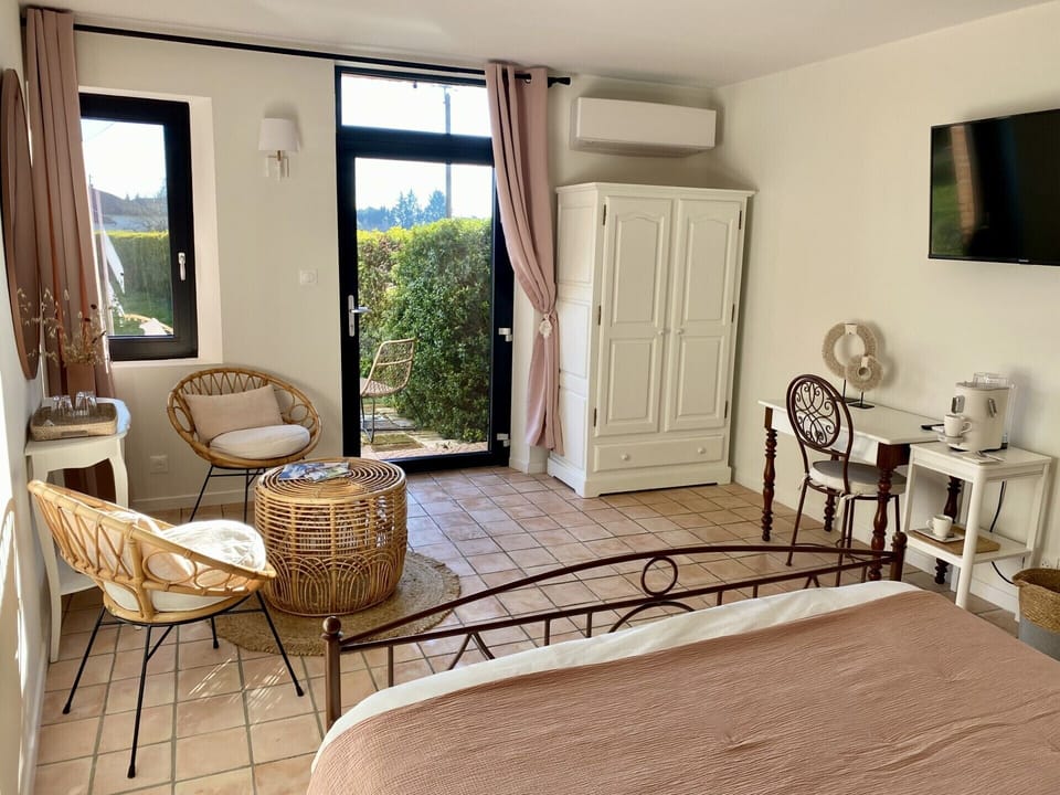 Romantic Double Room, Private Bathroom, Garden View (Club)