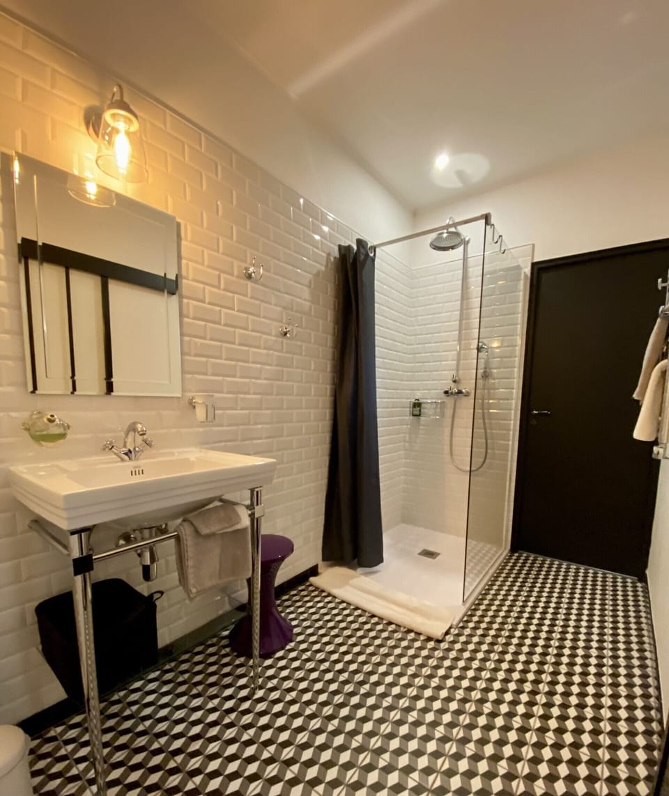 Deluxe Double Room, Private Bathroom, Pool View (Rétro) | Bathroom