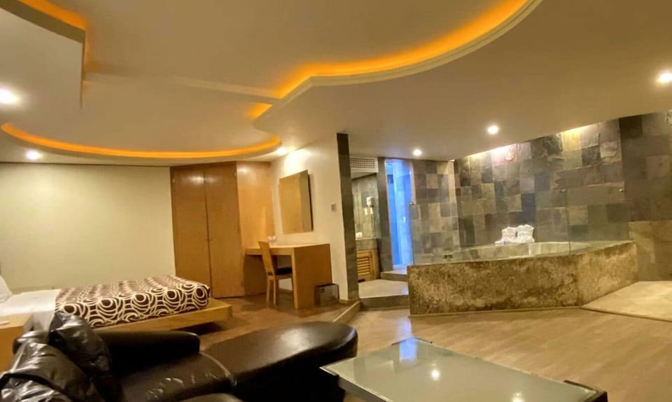 Junior Room | Bathroom | Shower, hair dryer, towels