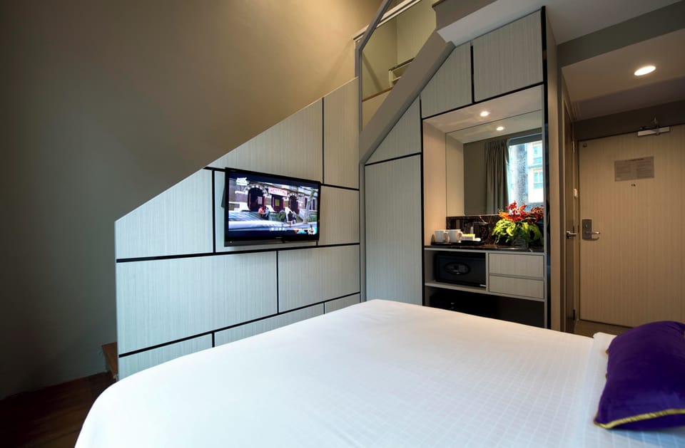 Premium bedding, in-room safe, desk, laptop workspace