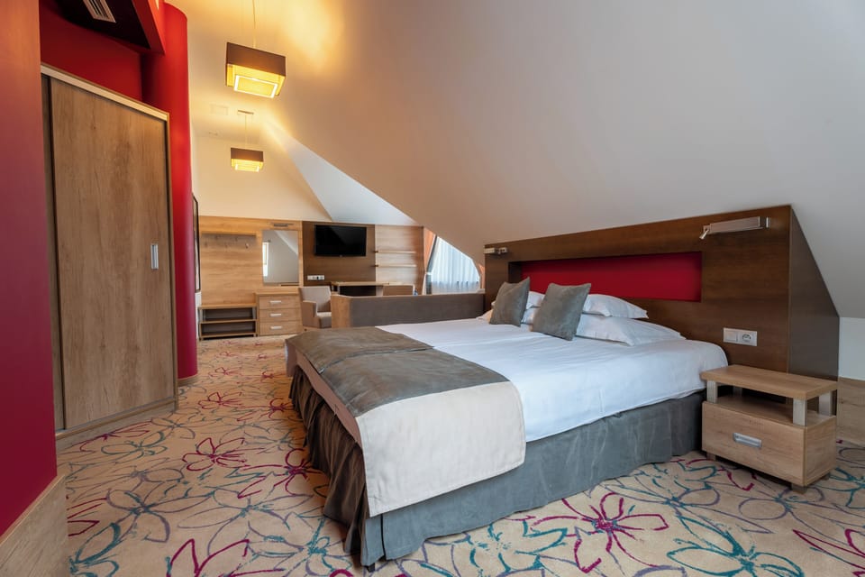 Studio | Pillowtop beds, in-room safe, desk, laptop workspace