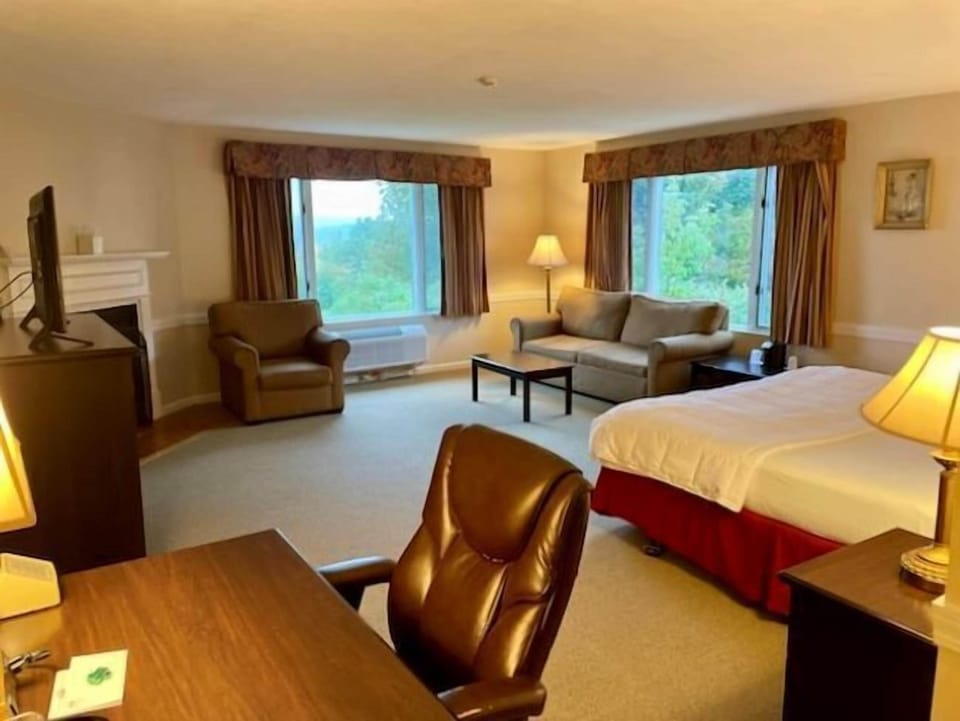 Executive Suite, 1 King Bed | Premium bedding, individually decorated, individually furnished, desk