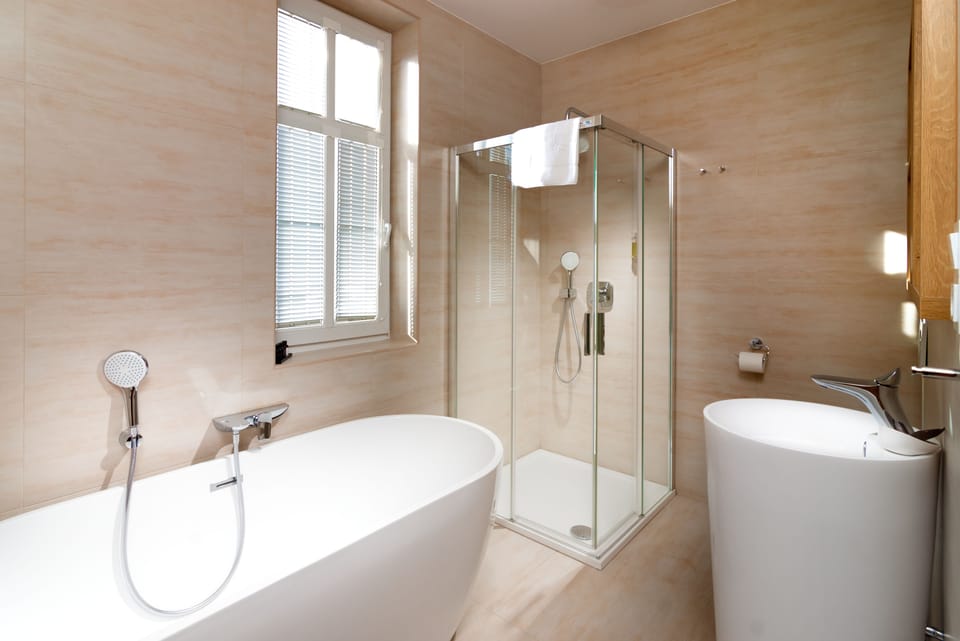 Superior Double Room, 1 King Bed | Bathroom | Free toiletries, hair dryer, towels, soap