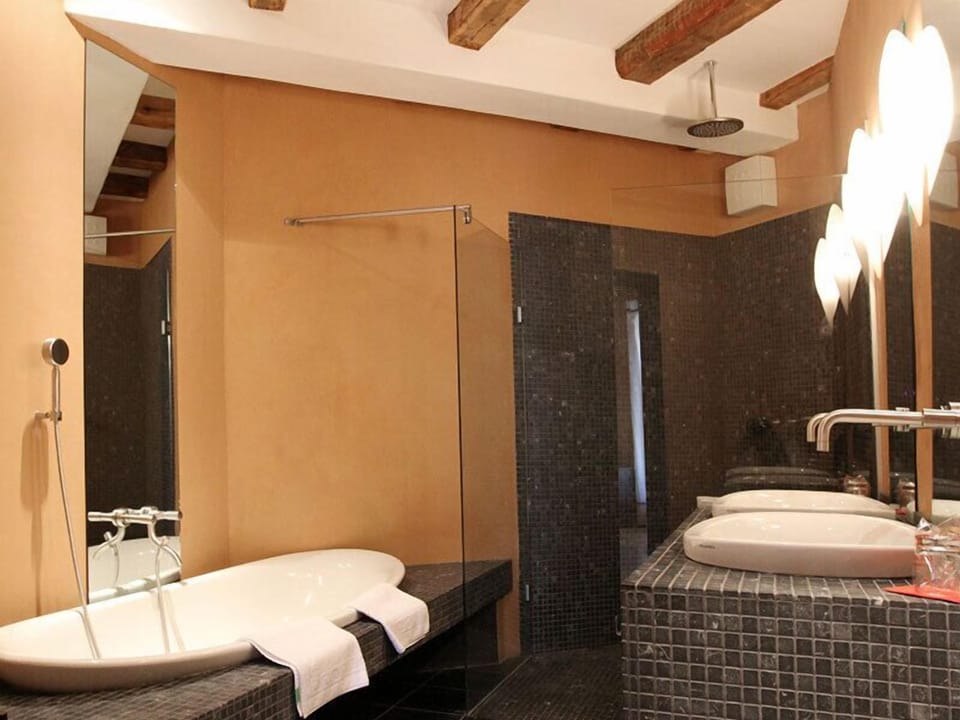 Combined shower/tub, free toiletries, towels