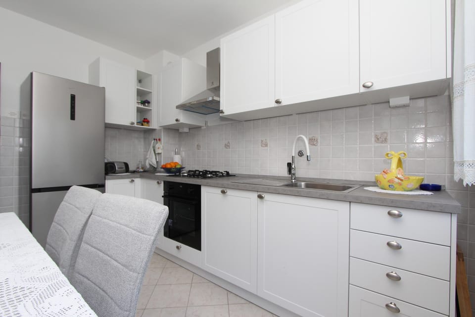 Apartment, 3 Bedrooms, Balcony | Private kitchen | Fridge, microwave, oven, stovetop
