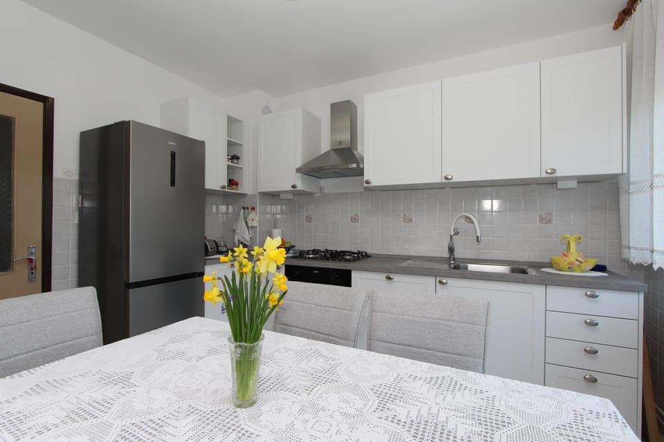 Apartment, 3 Bedrooms, Balcony | Private kitchen | Fridge, microwave, oven, stovetop