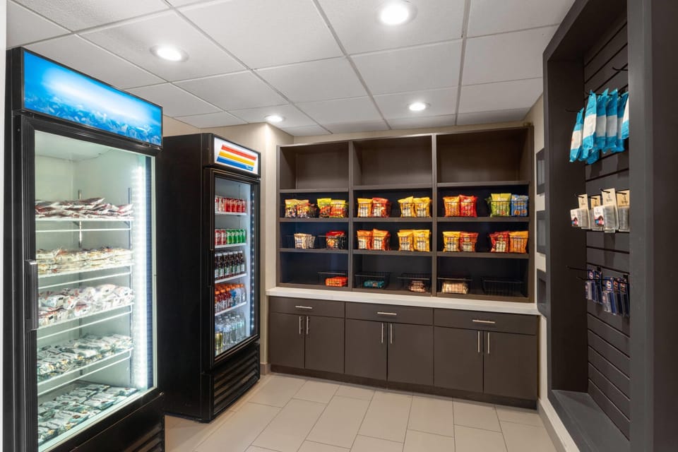 La Quinta Inn & Suites by Wyndham Fayetteville Hotel in Fayetteville