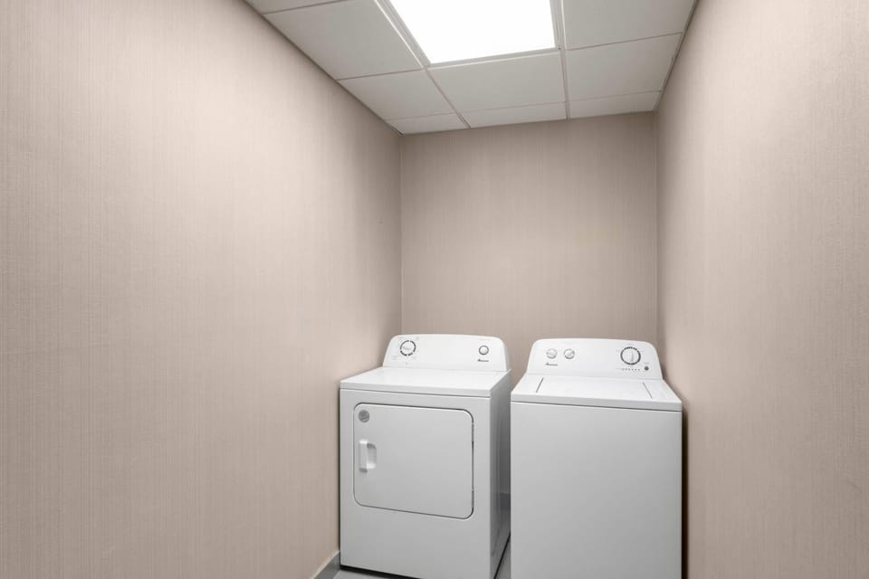 La Quinta Inn & Suites by Wyndham Fayetteville Hotel in Fayetteville