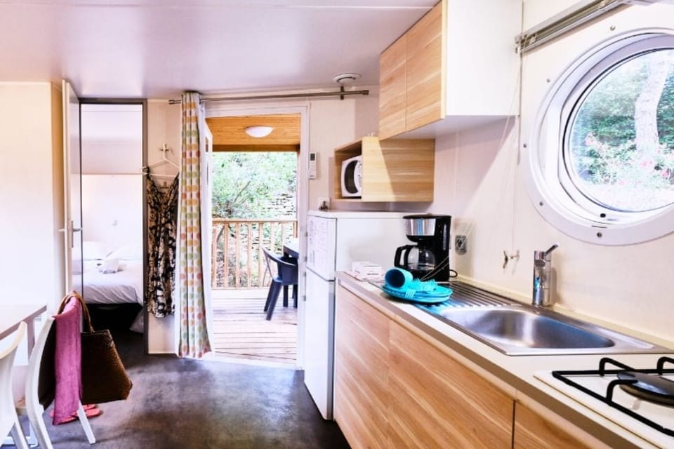 Comfort Mobile Home | Private kitchen | Fridge, microwave, stovetop, highchair