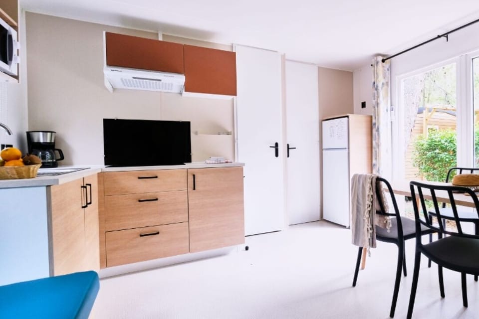 Premium Mobile Home | Private kitchen | Fridge, microwave, stovetop, highchair