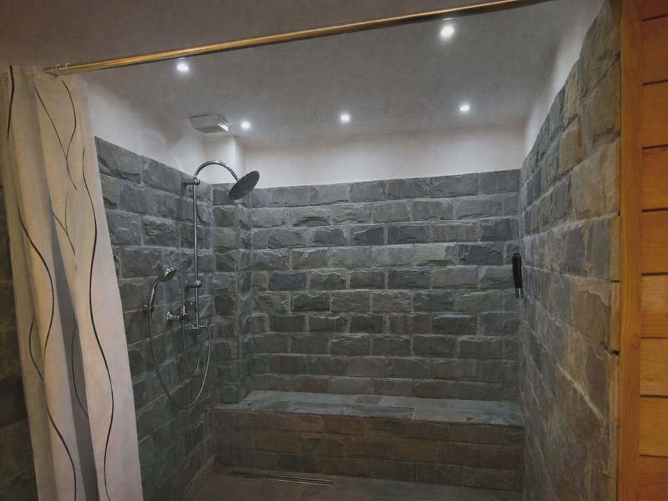 Standard Suite | Desk, blackout drapes, free WiFi, bed sheets
