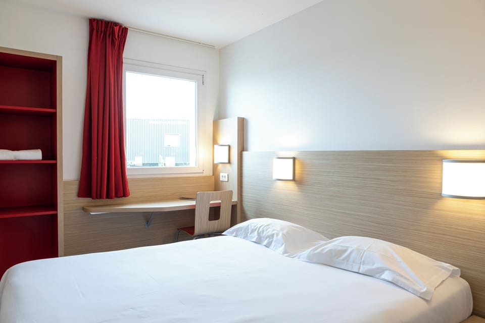 Comfort Double Room | Desk, laptop workspace, blackout drapes, soundproofing