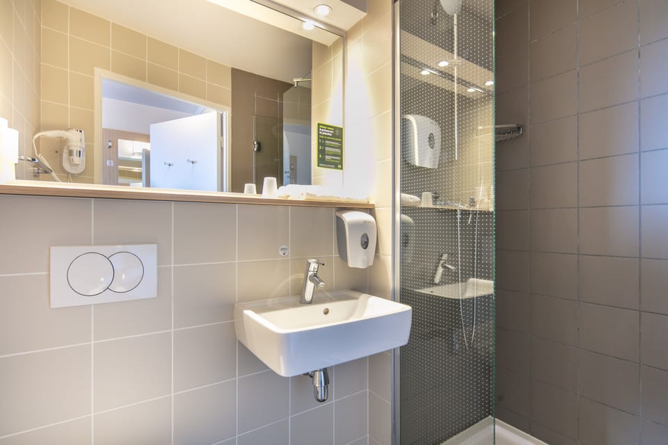 Shower, hair dryer, towels, shampoo