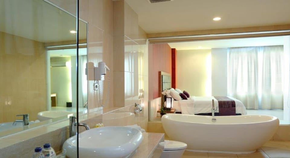 Presidential Suite | Bathroom | Free toiletries, slippers, towels