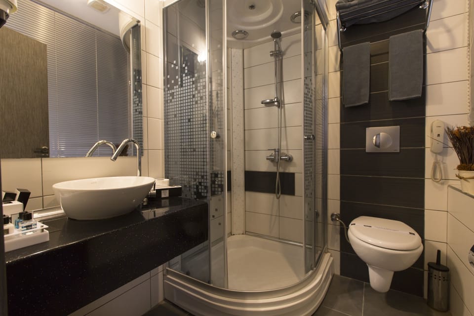Economy Double Room, 1 Bedroom, Smoking | Bathroom | Free toiletries, bathrobes, slippers, towels
