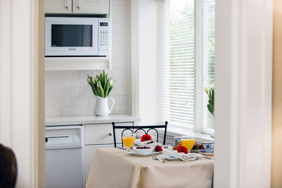 Deluxe Suite, 1 Queen Bed with Sofa bed, Kitchen (Master Suite) | Private kitchen