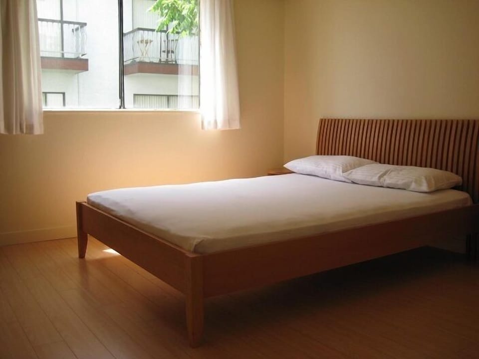 WiFi (free), bed sheets