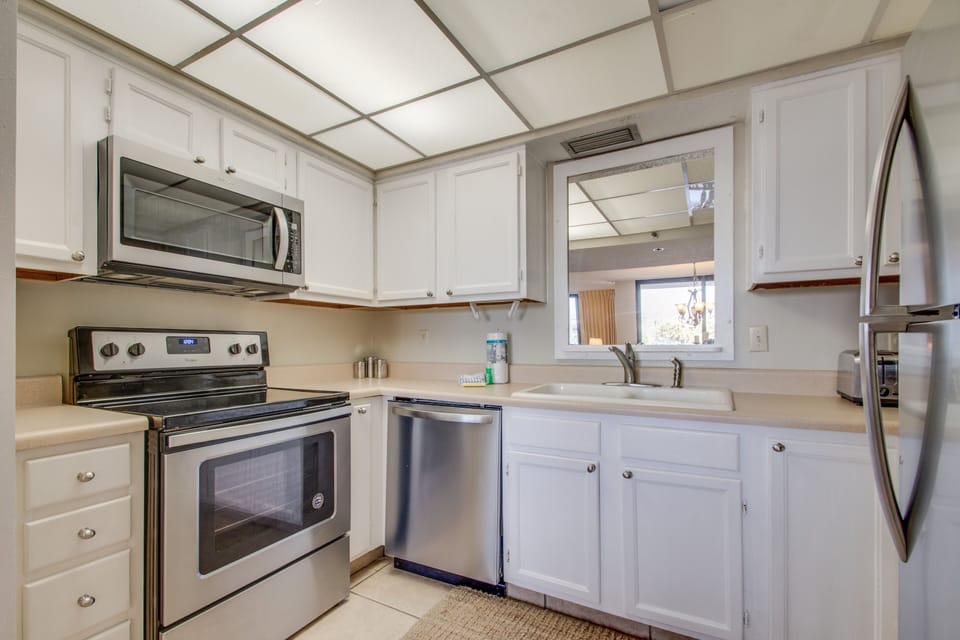 Condo, 2 Bedrooms | Private kitchen | Fridge, oven, coffee/tea maker, toaster