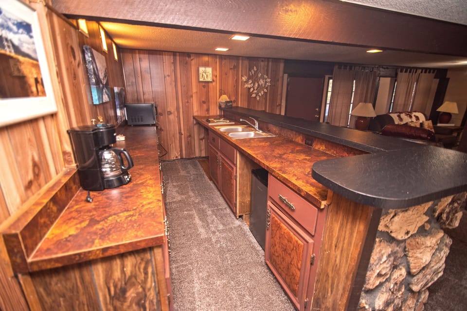 Condo, 6 Bedrooms | Private kitchen | Coffee/tea maker, fridge, oven, toaster