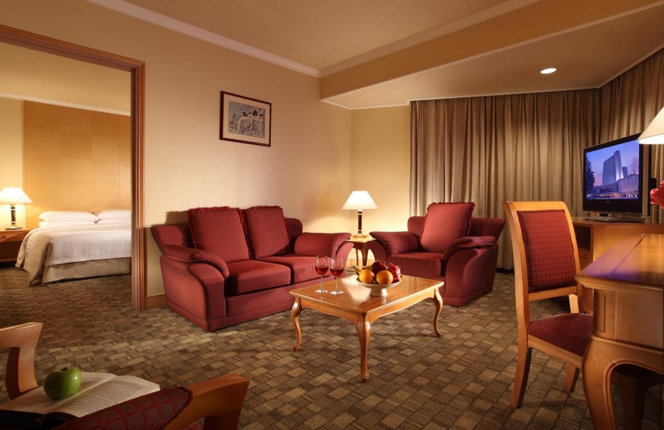 Standard Suite, 1 King Bed | Living room | 32-inch TV with satellite channels