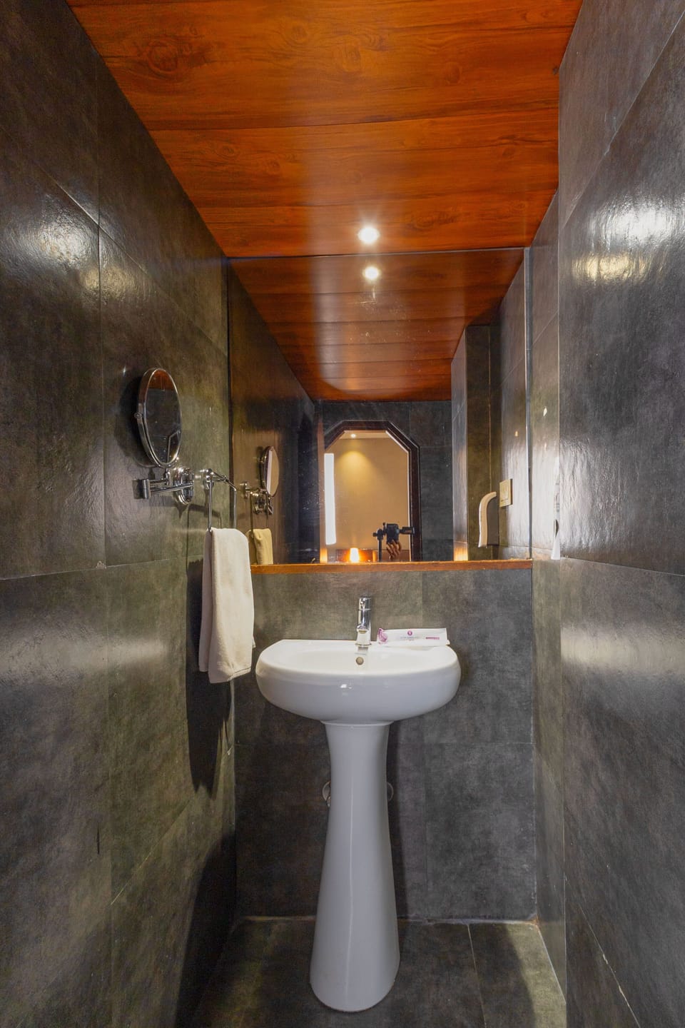 Deluxe Double Room, 1 King Bed | Bathroom | Shower, rainfall showerhead, free toiletries, hair dryer