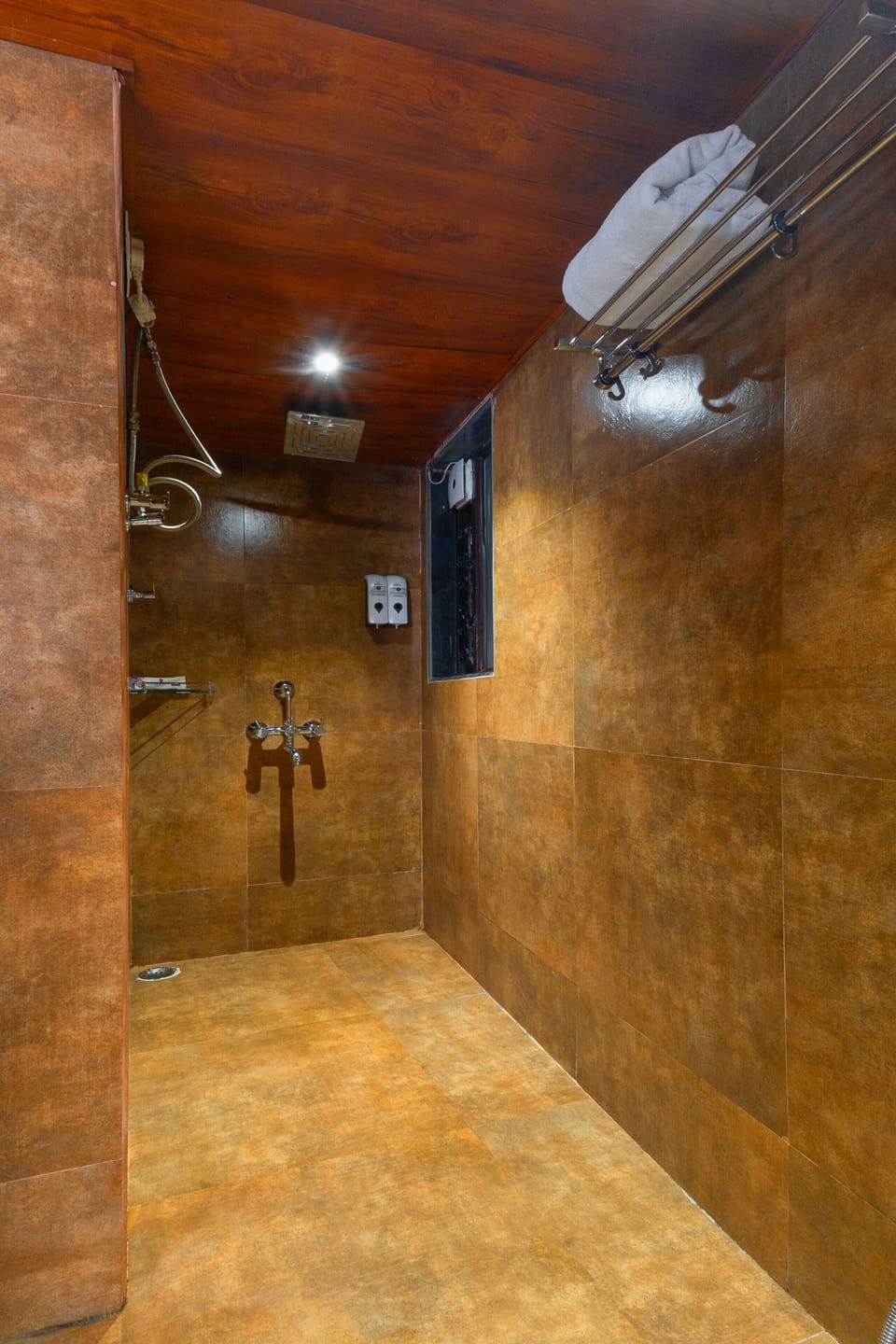 Standard Double Room | Bathroom | Shower, rainfall showerhead, free toiletries, hair dryer (on request)