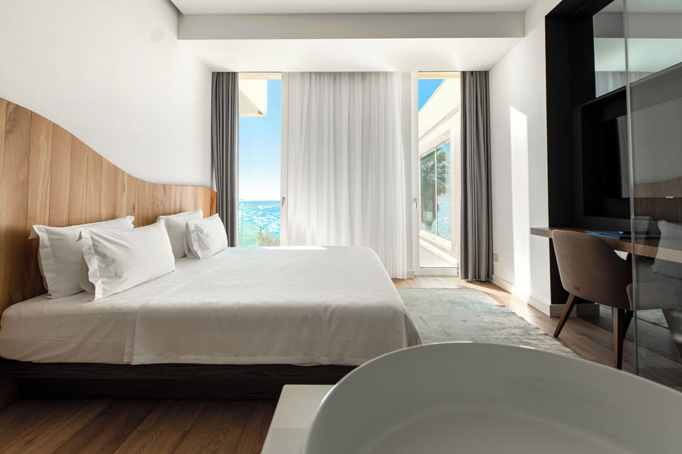 Standard Double Room, Garden View | Minibar, individually decorated, individually furnished, desk