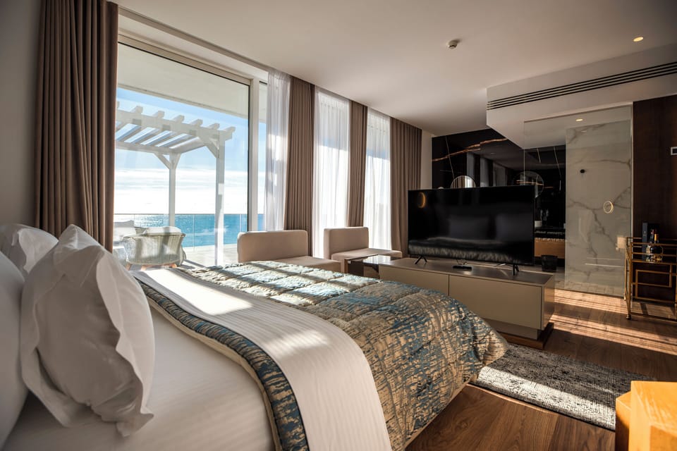 Executive Room, Sea View | Minibar, individually decorated, individually furnished, desk