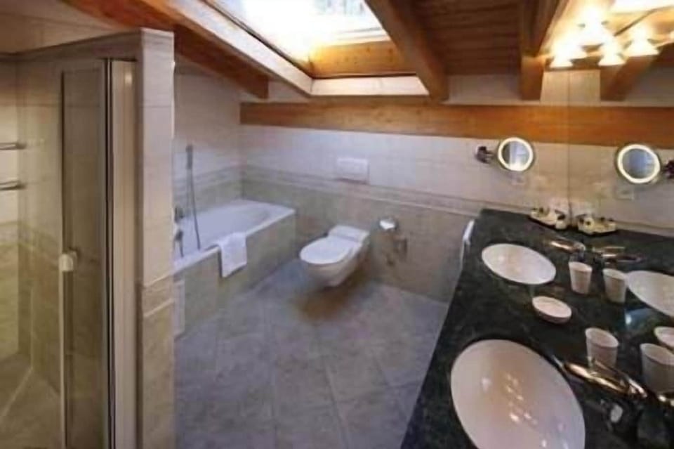 Suite | Bathroom | Free toiletries, hair dryer, bathrobes, slippers