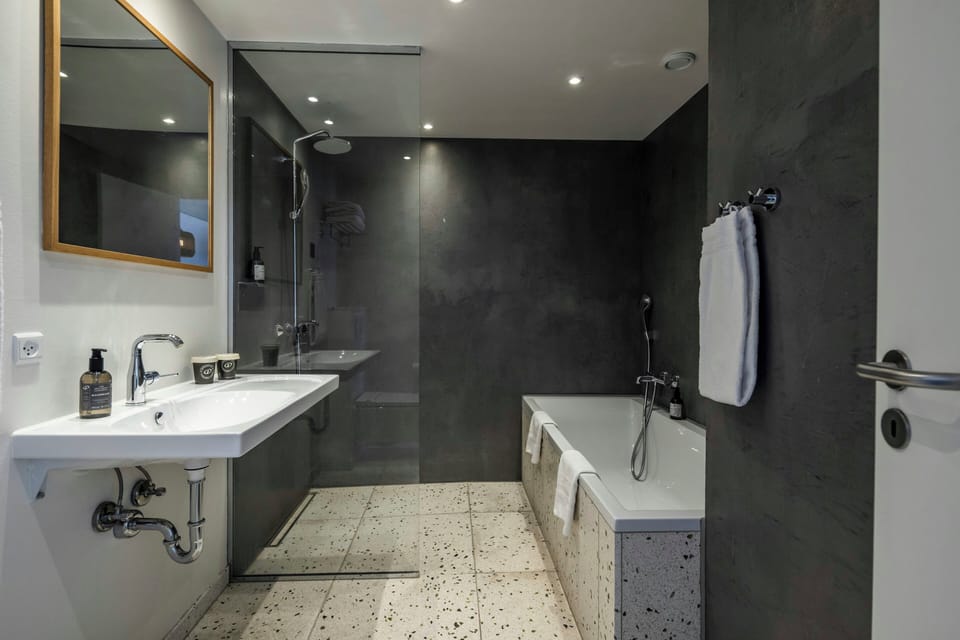 Suite (with a view) | 1 bedroom, WiFi (free), bed sheets