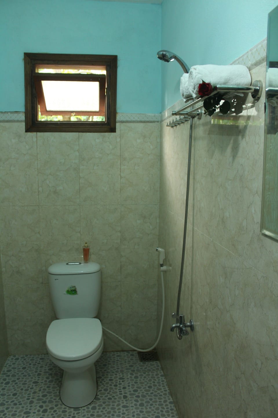 Standard Room | Bathroom | Combined shower/tub, free toiletries, hair dryer, slippers