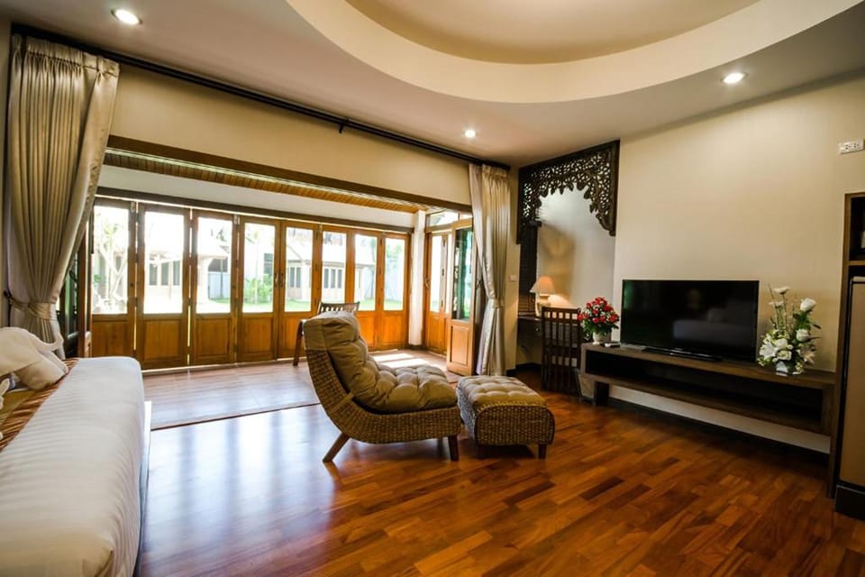 Villa, 1 King Bed | In-room safe, desk, blackout drapes, free WiFi