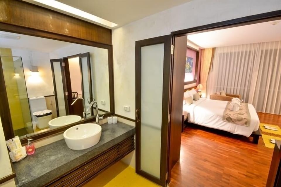 Deluxe Double Bed Room | Bathroom | Hair dryer, bathrobes, slippers, towels