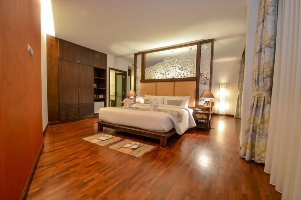 Junior Suite | Minibar, in-room safe, individually furnished, desk