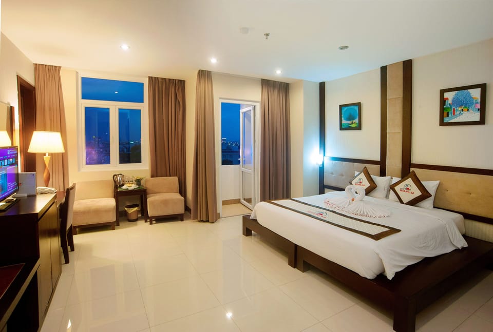 Luxury Double or Twin Room | Down comforters, memory foam beds, minibar, desk