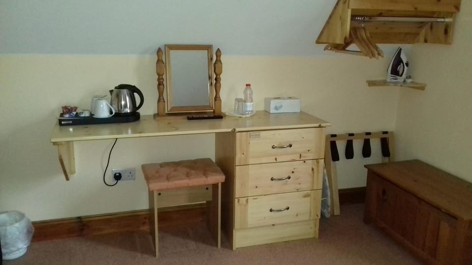 Twin Room, Ensuite | Desk, blackout drapes, iron/ironing board, WiFi (free)