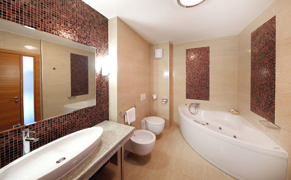 Executive Room | Bathroom | Shower, free toiletries, hair dryer, towels