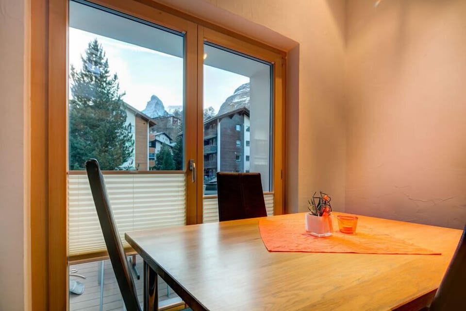 Flat-screen TV, DVD player, heated floors