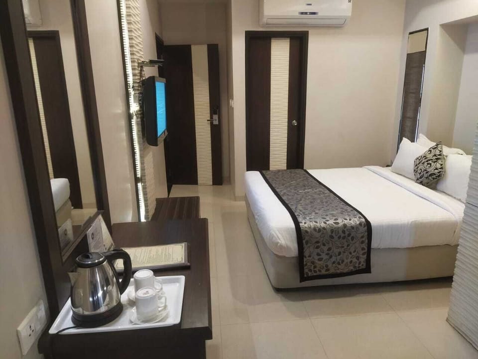 Deluxe Double Room | Blackout drapes, iron/ironing board, free WiFi
