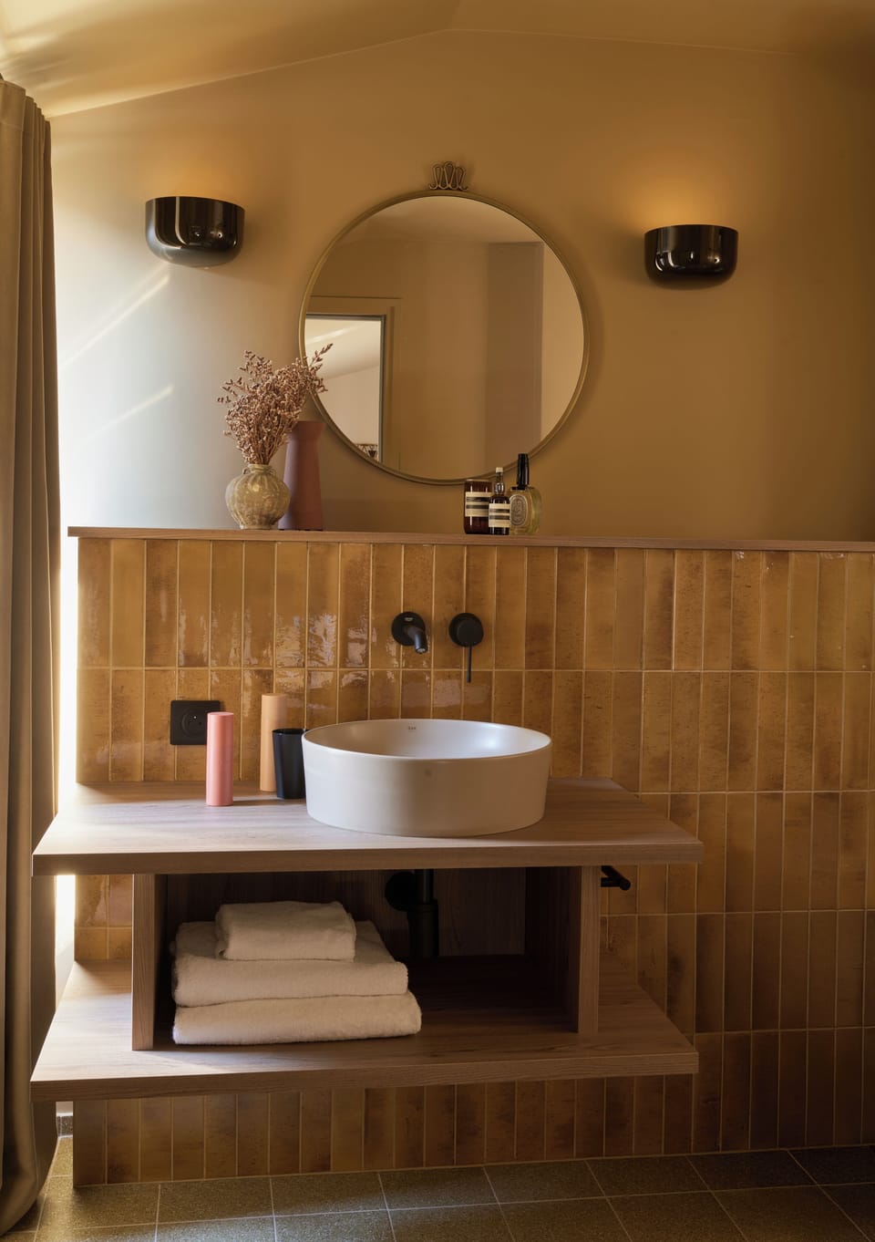 Junior Suite (2 pers) | Bathroom | Shower, rainfall showerhead, free toiletries, hair dryer