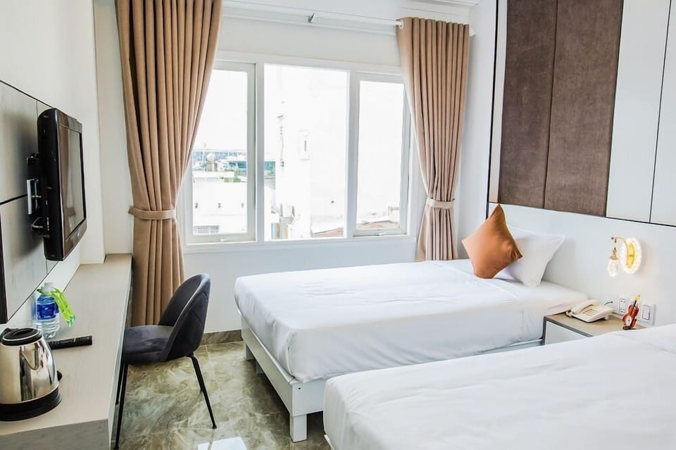 Deluxe Twin Room | Minibar, desk, blackout drapes, WiFi (free)
