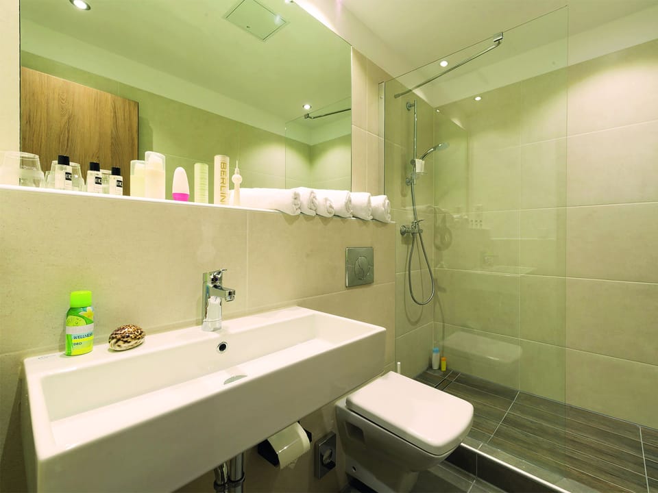 Single Room, Allergy Friendly | Bathroom | Shower, hair dryer, towels