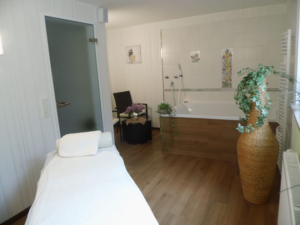 Couples treatment rooms, aromatherapy, hot stone massages, body wraps