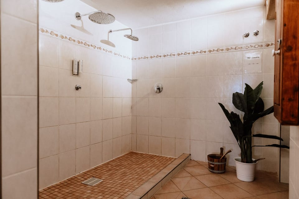 Couples treatment rooms, aromatherapy, hot stone massages, body wraps